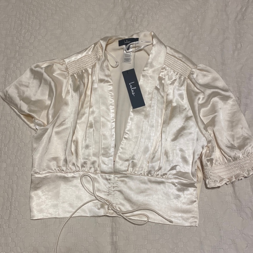 NWT Lulu’s satin puff sleeve tie-front crop top - Picture 3 of 7